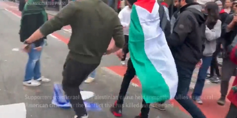 Demonstran Pro-Palestina dan Pro-Israel di New York Nyaris Bentrok, Diwarnai Aksi Injak Bendera