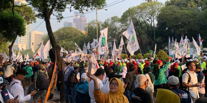 Jelang Pendaftaran Pertama, Pendukung Amin Mulai Padati Gedung KPU RI