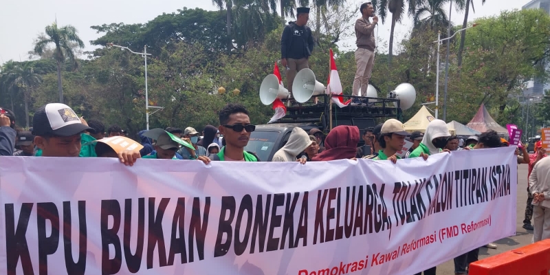Aksi Turun Jalan, Mahasiswa: KPU Bukan Boneka Keluarga<i>!</i>