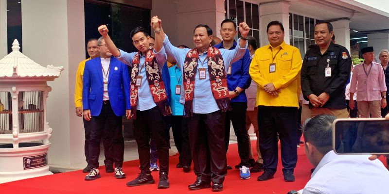 Prabowo-Gibran Naik Maung hingga ke Lobi Gedung KPU RI