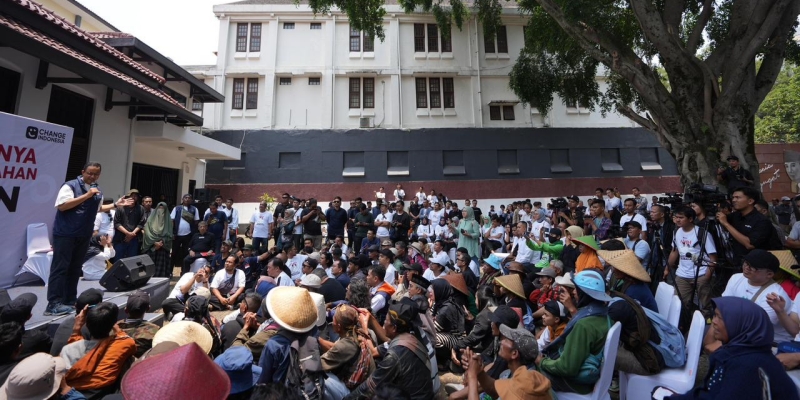 Izin Gedung Mendadak Dibatalkan, Anies Pilih Lesehan Bareng Relawan di Bandung