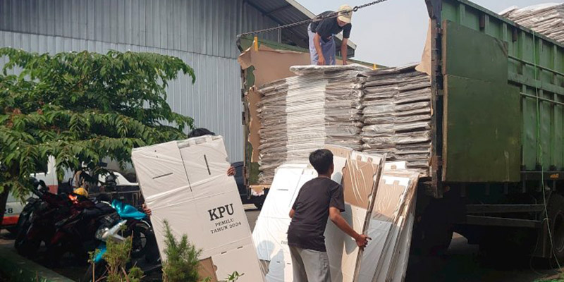 Mulai Sebar Logistik Pemilu 2024, KPU Lampung Gunakan Gerobak Sapi di Daerah Tertentu