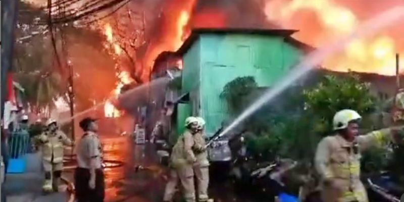 Kebakaran Perkampungan Dekat RSUD Kebayoran Lama, 38 Mobil Damkar Diturunkan
