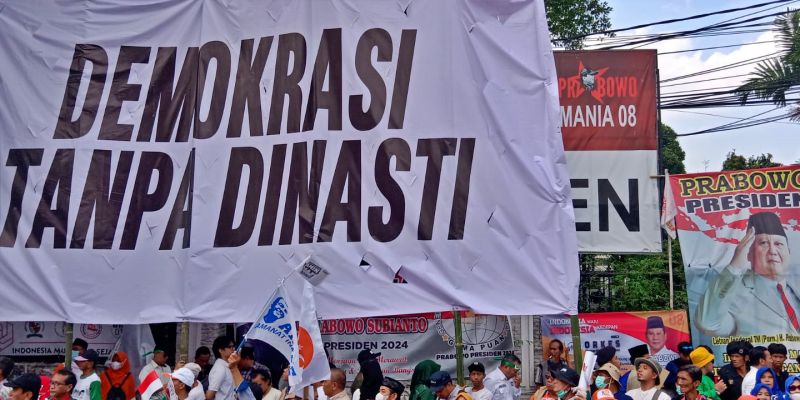Relawan Anies Pasang Spanduk "Demokrasi Tanpa Dinasti" di Depan Rumah Relawan Prabowo