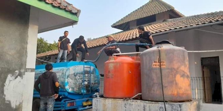 Kekeringan Ekstrem, Forkoci Salurkan Air Bersih di Cirebon