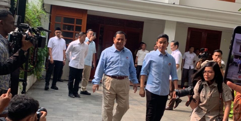 Bakal Capres-Cawapres KIM Kompak Pakai Kemeja Biru, Prabowo: Sejuk, Tenang, Damai, Gembira