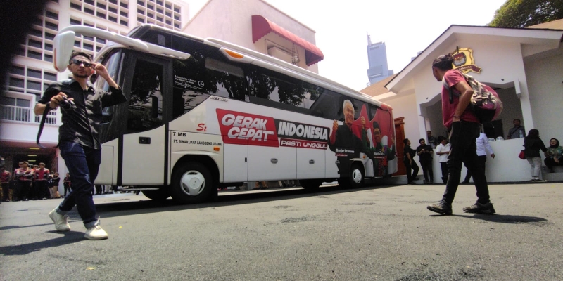 Bus yang Dinaiki Megawati Cs Merusak Aspal Halaman Parkir Kantor KPU RI