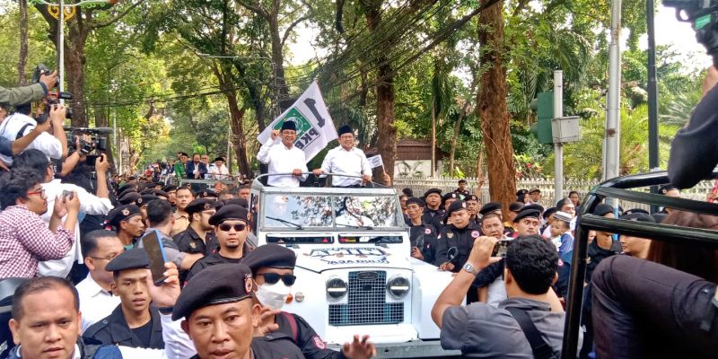 Tiba di KPU, Pasangan Amin Langsung Diserbu Pendukung