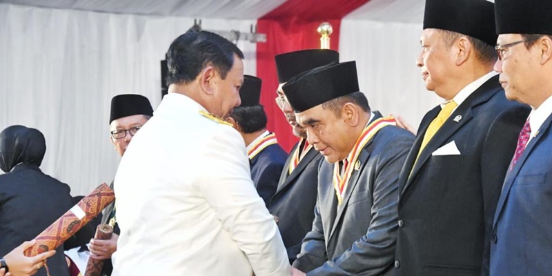 Prabowo Beri Penghargaan Dharma Pertahanan Utama ke Muzani dan Dasco