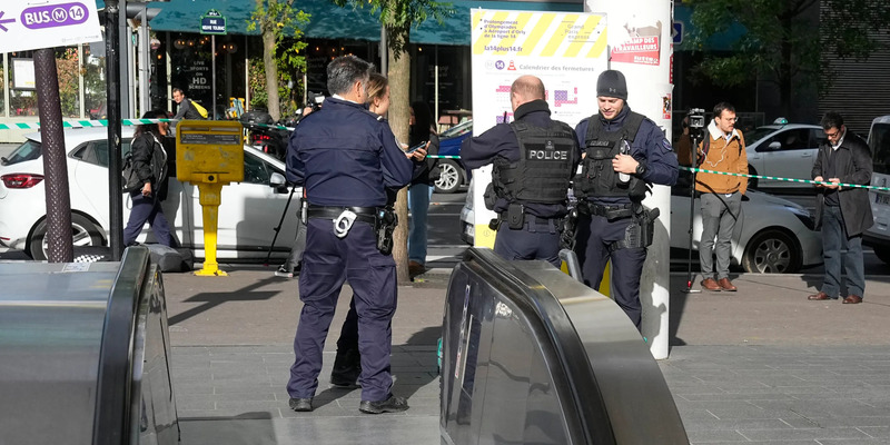 Polisi Prancis Tembak Perempuan Berhijab di Stasiun