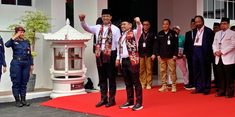 Kompak Pakai Baju Serba Putih Dibalut Ulos, Anies-Cak Imin Daftar ke KPU RI