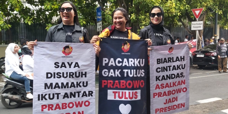 Tulisan Lucu di Spanduk Ramaikan Pendaftaran Prabowo-Gibran ke KPU