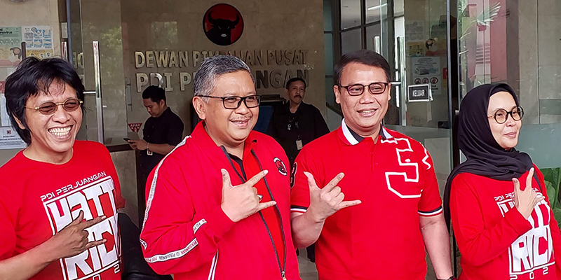 Antarkan Ganjar dan Mahfud Menuju KPU, Relawan Urunan Logistik