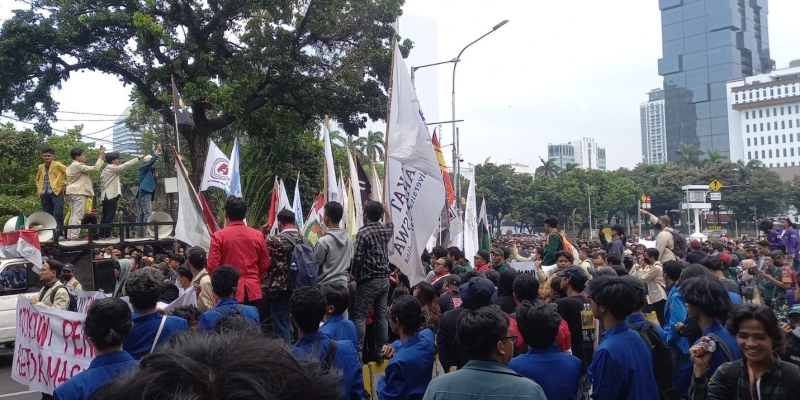 Gelombang Mahasiswa Mulai Penuhi Monas, Beri Jokowi Rapor Merah