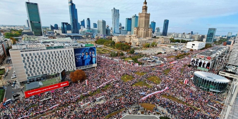 Pemilu Makin Dekat, Ratusan Ribu Orang Berunjuk Rasa di Warsawa