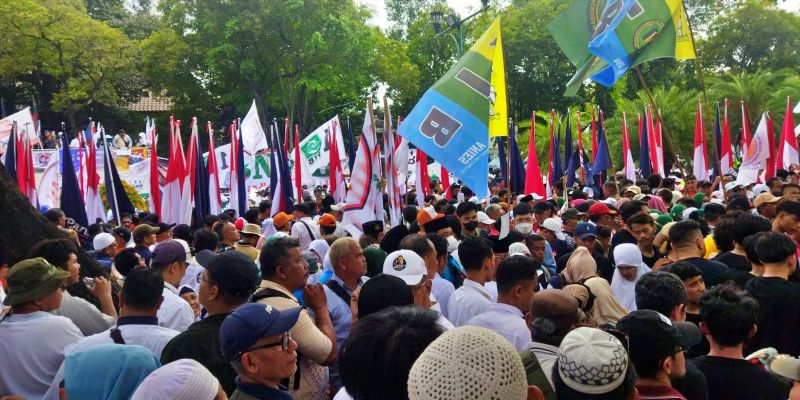 Simpatisan Amin Banjiri Kantor KPU RI, Jalan Imam Bonjol Lumpuh