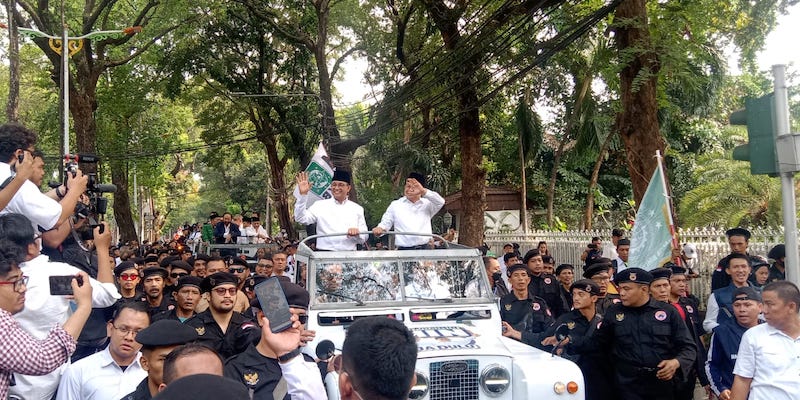 Dikawal Ribuan Massa, Pasangan Amin Naik Jeep Putih Menuju KPU