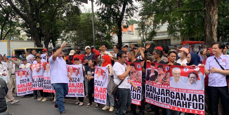 Kader dan Simpatisan Padati Markas PDIP, Teriakkan Ganjar-Mahfud Pilihan Rakyat