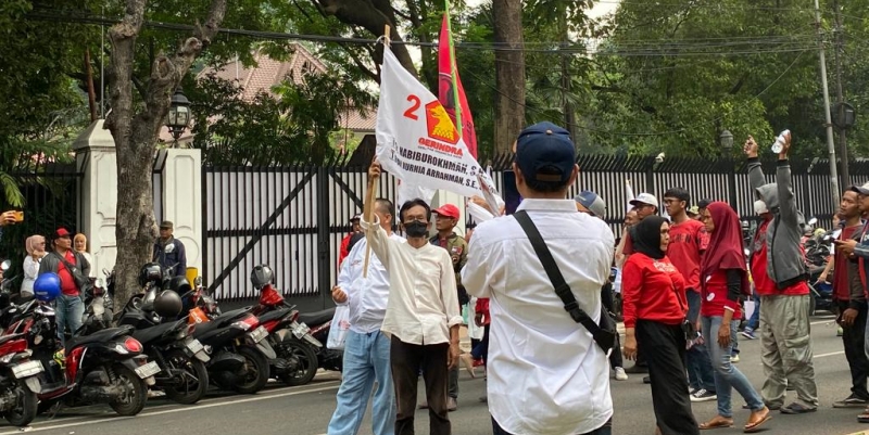 Bendera PDIP Berkibar di Kerumunan Simpatisan Prabowo-Gibran