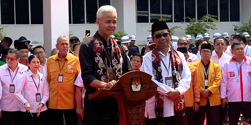 Kenakan Baju Beda Warna dengan Mahfud, Ganjar: Kita Tidak Pernah Abu-abu<i>!</i>