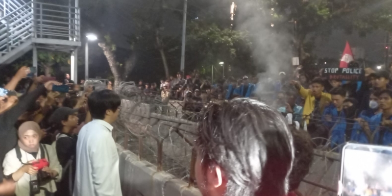 <i>Chaos</i> Bakar Ban hingga Penangkapan Mahasiswa, Demo di Monas Berangsur Kondusif
