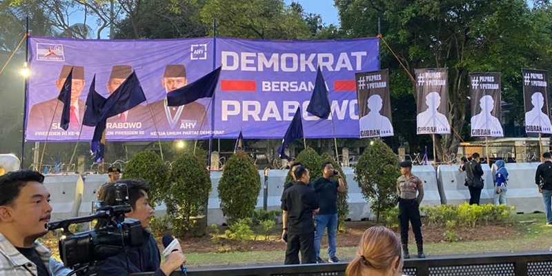 Jelang Pemilihan Nomor Urut, Baliho Demokrat Terbentang di Depan KPU