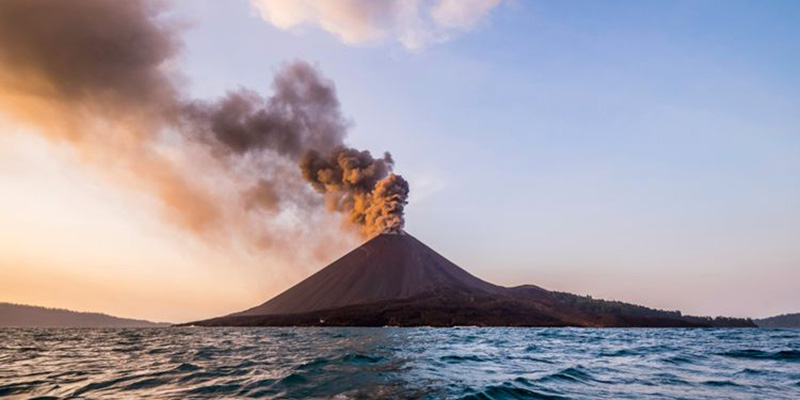 Gunung Anak Krakatau Kembali Erupsi, Warga Diimbau Tidak Berada di Radius 5 Km