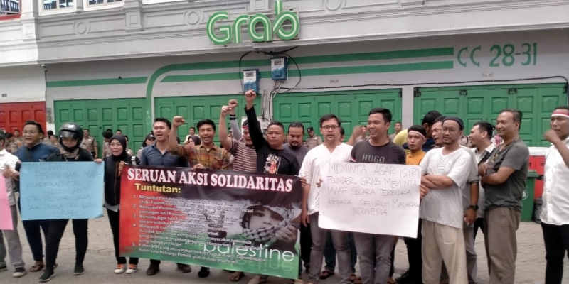 Aksi demonstrasi mahasiswa untuk memboikot aplikasi Grab di Medan, Jumat (17/11)/Ist
