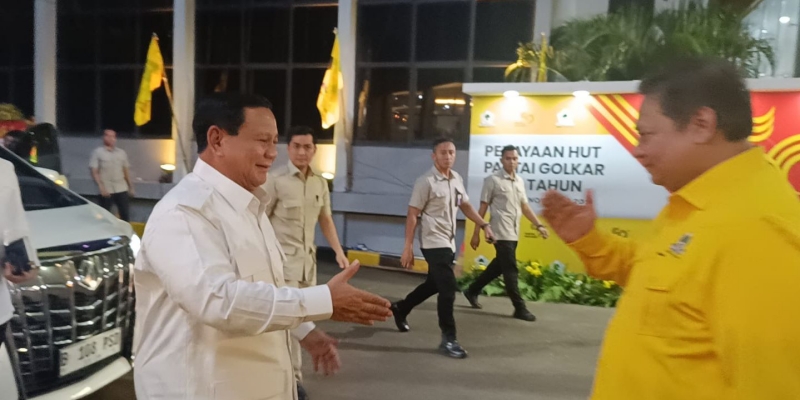 Tiba di Markas Golkar, Prabowo Disambut Salam Hormat Airlangga