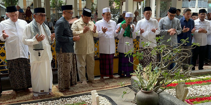 Prabowo Ziarah Makam Pendiri NU dan Bertemu Ulama se-Jatim