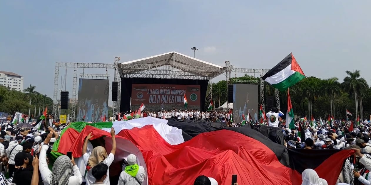 Bendera Raksasa Palestina Dibentangkan di Monas