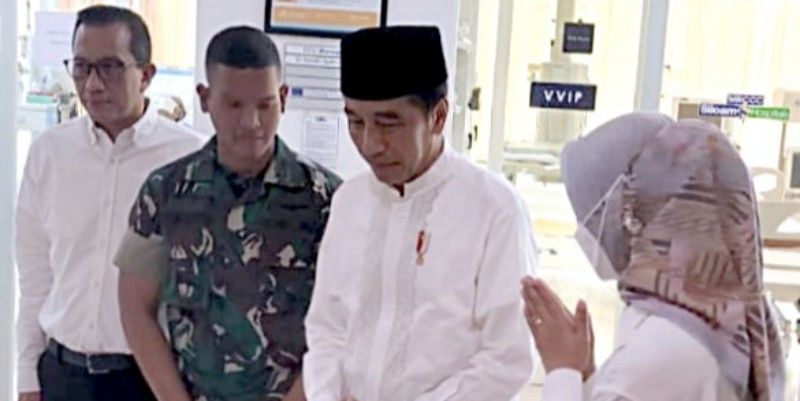 Jenguk ke RS Siloam, Jokowi Doakan Kesembuhan untuk Doni Monardo