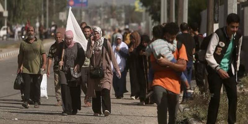 Ribuan Warga Palestina Berjalan Kaki Tinggalkan Gaza Utara