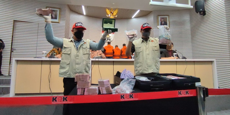 KPK Amankan Uang Rp1,8 M dan 1 Jam Rolex dari Pj Bupati Sorong