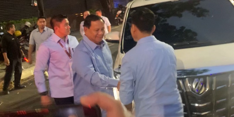 Tiba di Markas Indonesia Maju, Prabowo Disambut Cium Tangan Gibran