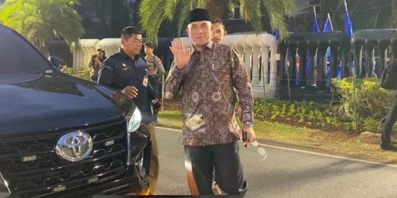 Kenakan Batik Hitam Cokelat, Ketua KPU Tiba di Gedung KPU