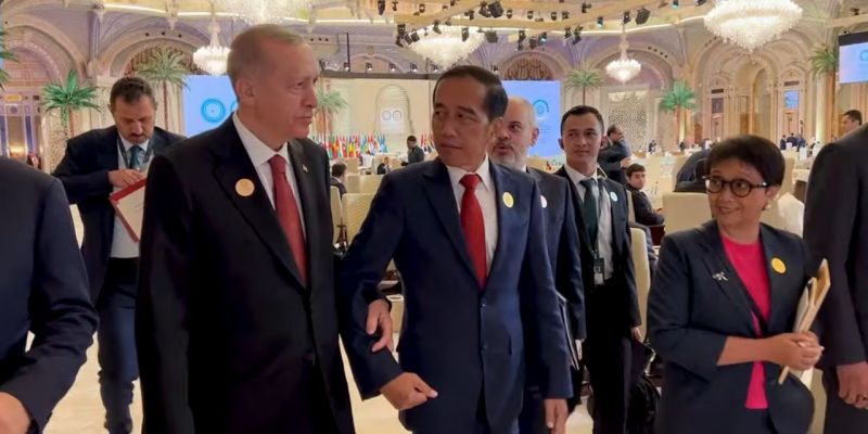 Bertemu di Riyadh, Erdogan Tak Berhenti Pegang Tangan Jokowi