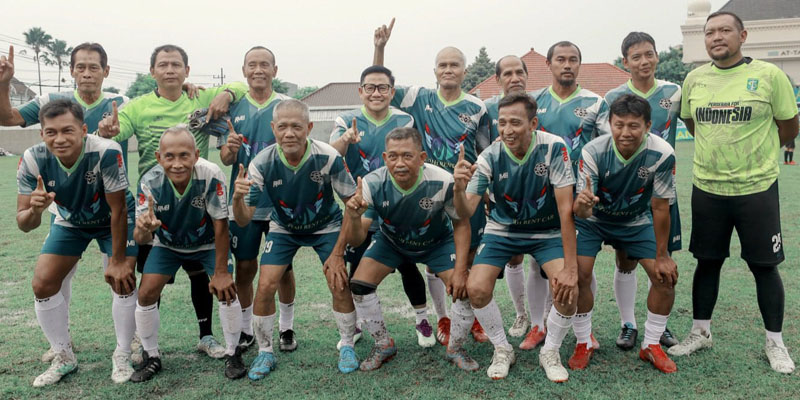 Kampanye Hari Pertama, Cak Imin Main Bola Bareng Legenda Persebaya