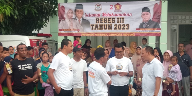 Songsong Indonesia Emas 2045, Relawan Ampera Berbagi Susu ke Masyarakat