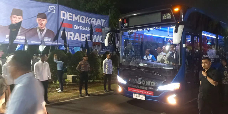 Rombongan Prabowo-Gibran Tiba di KPU Naik Bus Listrik