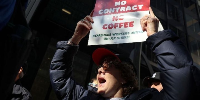 Tuntut Peningkatan Gaji dan Tambahan Tenaga Kerja, Pekerja Starbucks di AS Gelar Aksi Mogok Kerja
