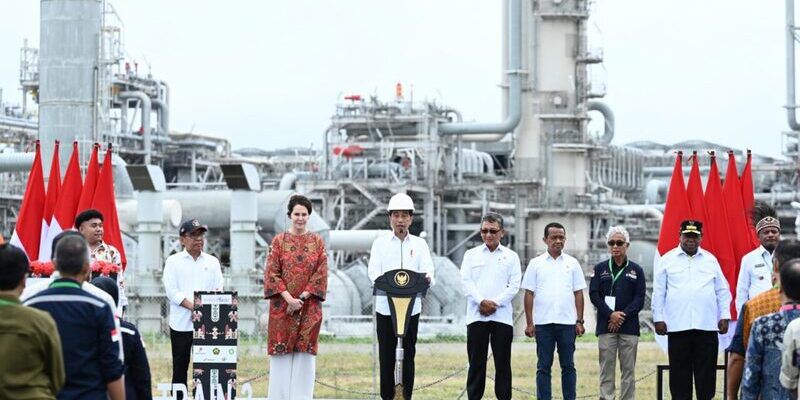Jokowi Resmikan Kilang Gas LNG Tangguh Train 3 Senilai Rp 72,45 Triliun