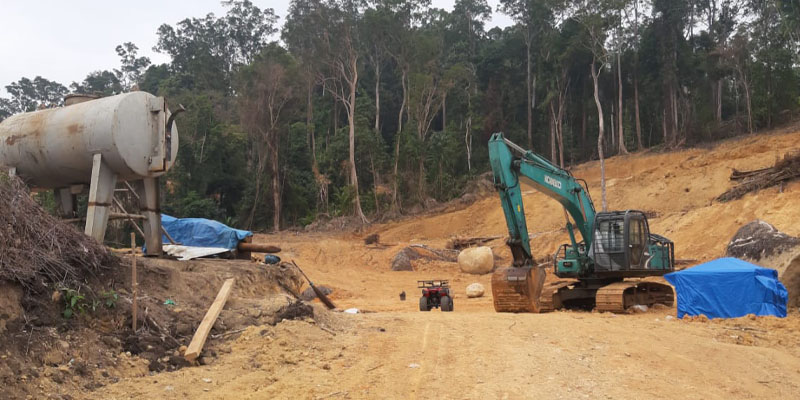 Alat berat pada proyek pembangun resort di Pulau Cubadak, Nagari Sungai Nyalo, Kecamatan Tarusan, Kabupaten Pesisir Selatan/Ist