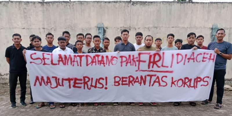 Sambut Firli Bahuri, Aliansi Pemuda Aceh Bentangkan Spanduk Dukungan Moral