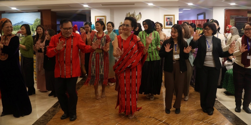 Perkenalkan Tenun Tanimbar, KBRI Beijing dan DWP Sukses Gairahkan Kebudayaan Indonesia dalam Forum ASEAN Ladies Circle