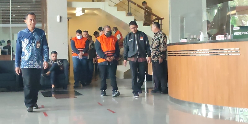 Pj Bupati Sorong Yan Piet Mosso dan 5 Orang Lainnya Resmi Pakai Rompi Tahanan KPK