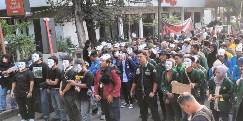 Aliansi Mahasiswa Banten Bertopeng <i>Guy Fawkes</i> Gelar Mimbar Bebas