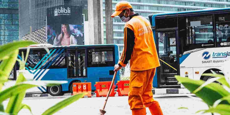 Ribuan Petugas Bersihkan Jakarta saat Malam Tahun Baru