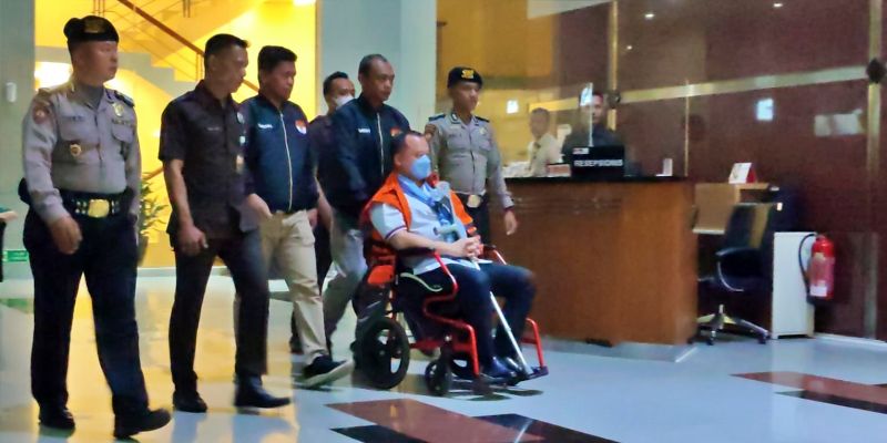 Duduk di Kursi Roda, Mantan Direktur PT CLM Helmut Hermawan Resmi Pakai Rompi Tahanan KPK