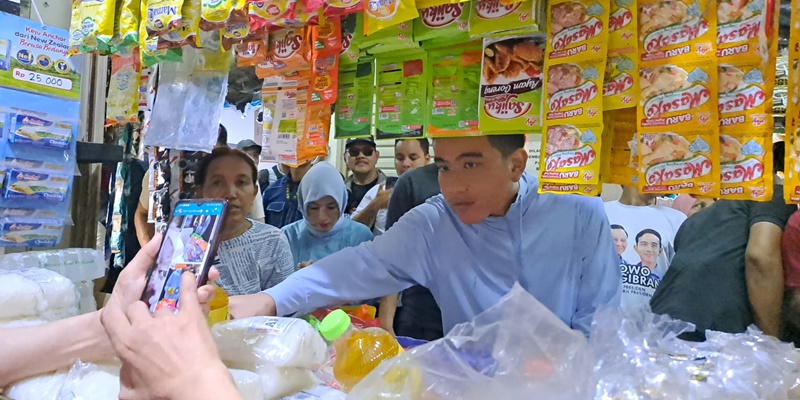 Harga Kebutuhan Naik, Gibran Borong Dagangan UMKM di Pasar Rumput